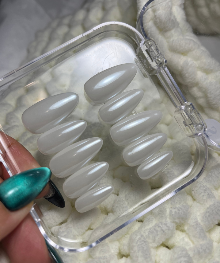Milky White Press-On Nails - Minimalist Clean Girl - Clean Girl Aesthetic - Wedding & Everyday Nails - Clean Girl Aesthetic - PN251132
