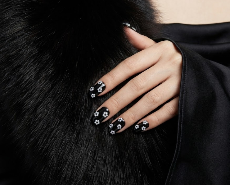 Black Pearl Flower Press On Nails - 3D White Daisy Charm - Old Money Aesthetic - Black and White Floral Gel - Custom Size Set - PN251181
